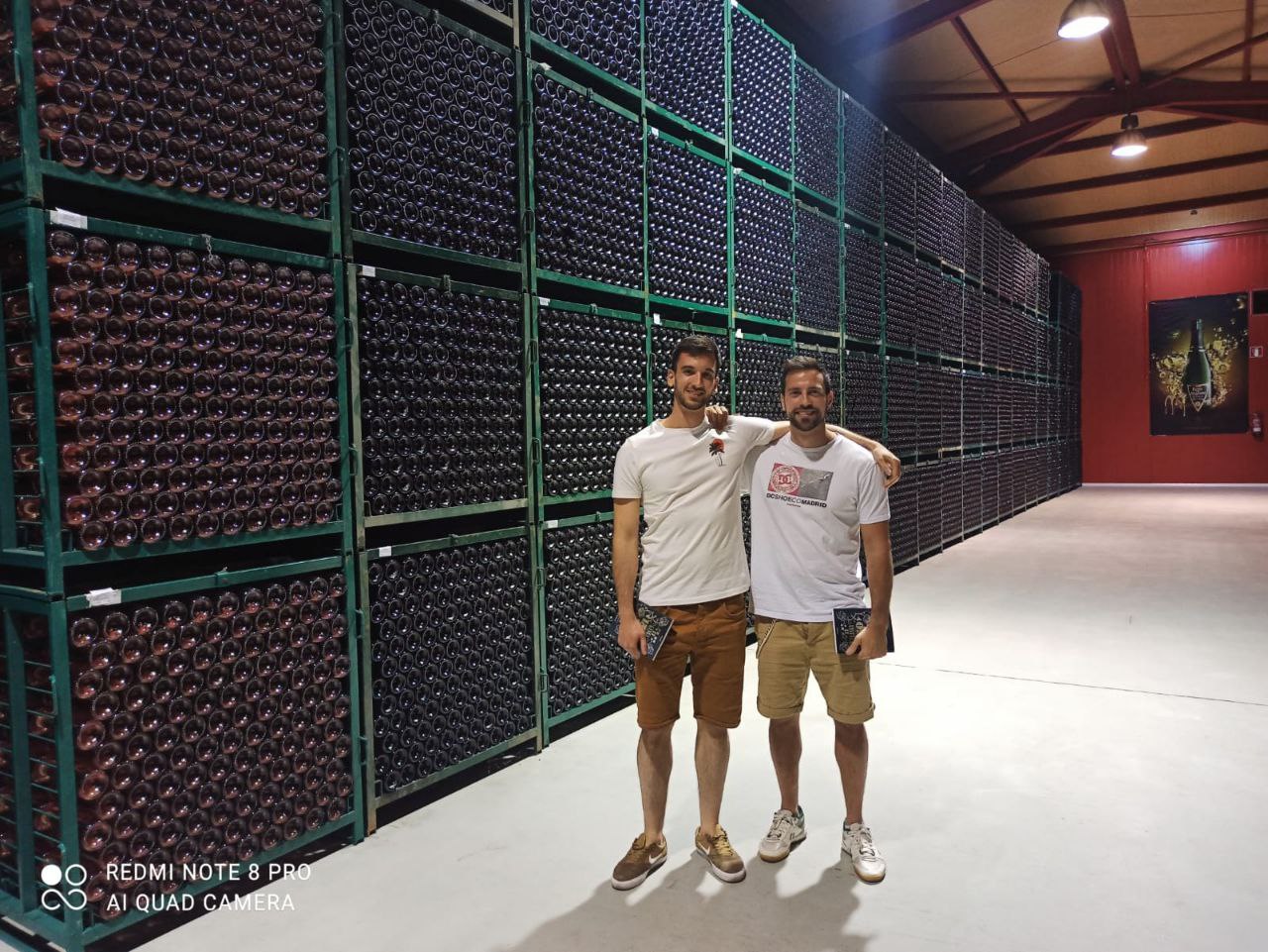 Foto de la etapa de April Wines: dos personas en una bodega junto a las botellas